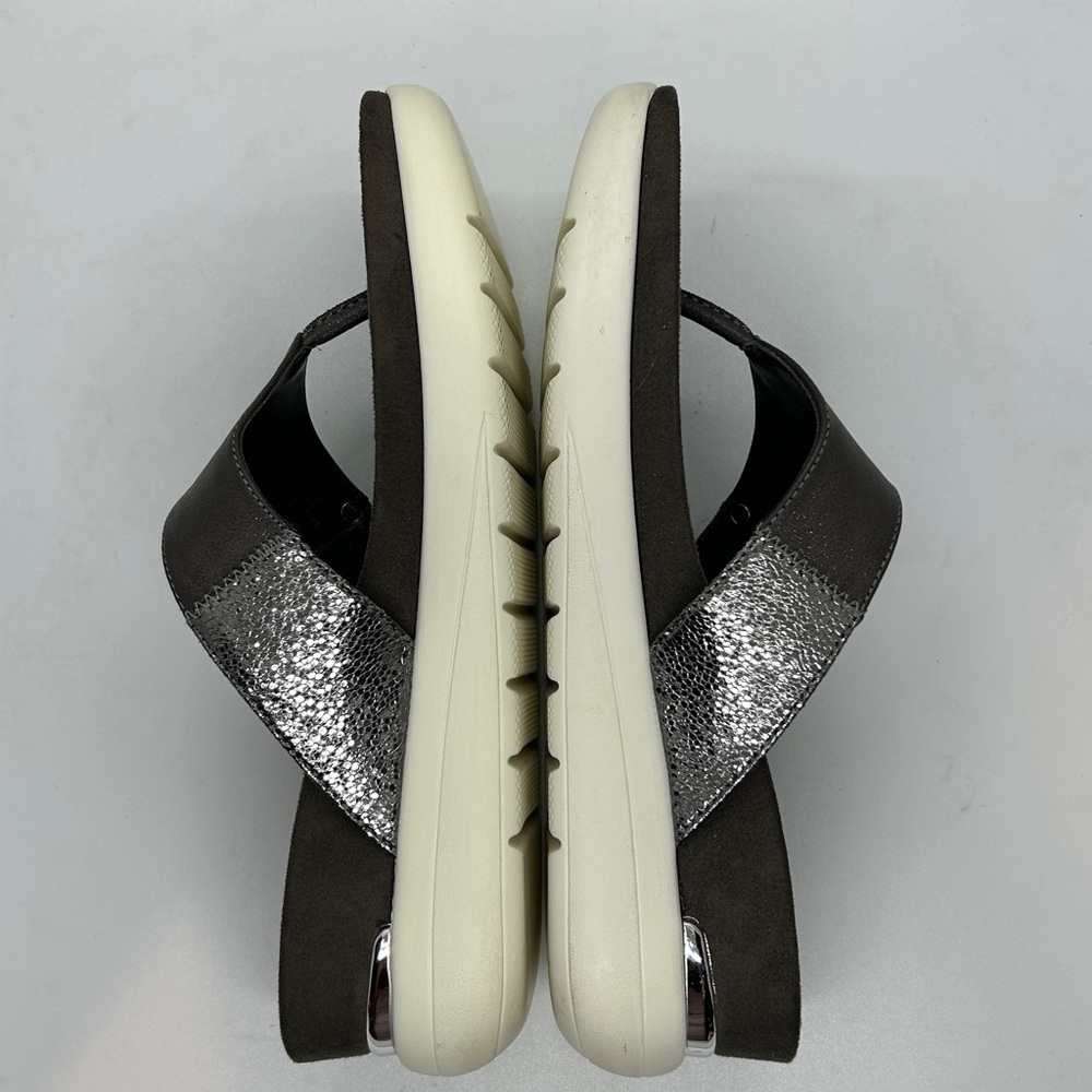 Kenneth Cole REACTION Women's Blaire Thong Sandals.Metallic Pewter Finish Size 8 - Picture 9 of 11